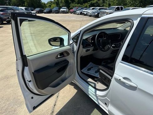 Used 2023 Chrysler Voyager LX FWD image 10