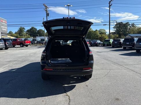 New 2025 Jeep Grand Cherokee Altitude image 24