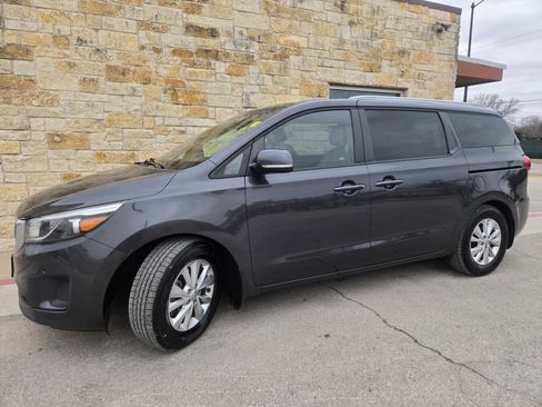 Used 2018 Kia Sedona LX w/ LX Essentials Premium Package image 2