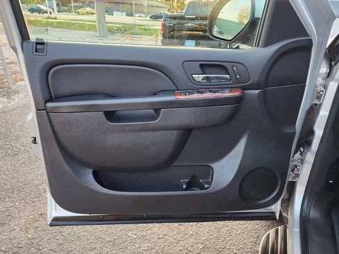 Used 2013 Chevrolet Avalanche LT image 14