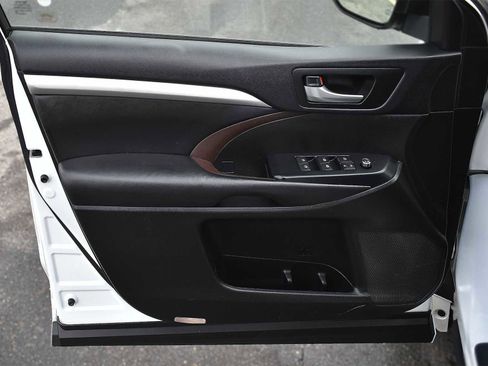 Used 2018 Toyota Highlander XLE image 27