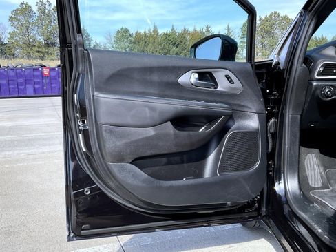 Used 2025 Chrysler Pacifica Select image 9