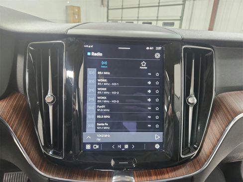 Used 2023 Volvo XC60 B5 Plus image 28