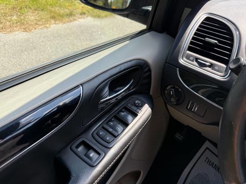 Used 2018 Dodge Grand Caravan SXT image 44