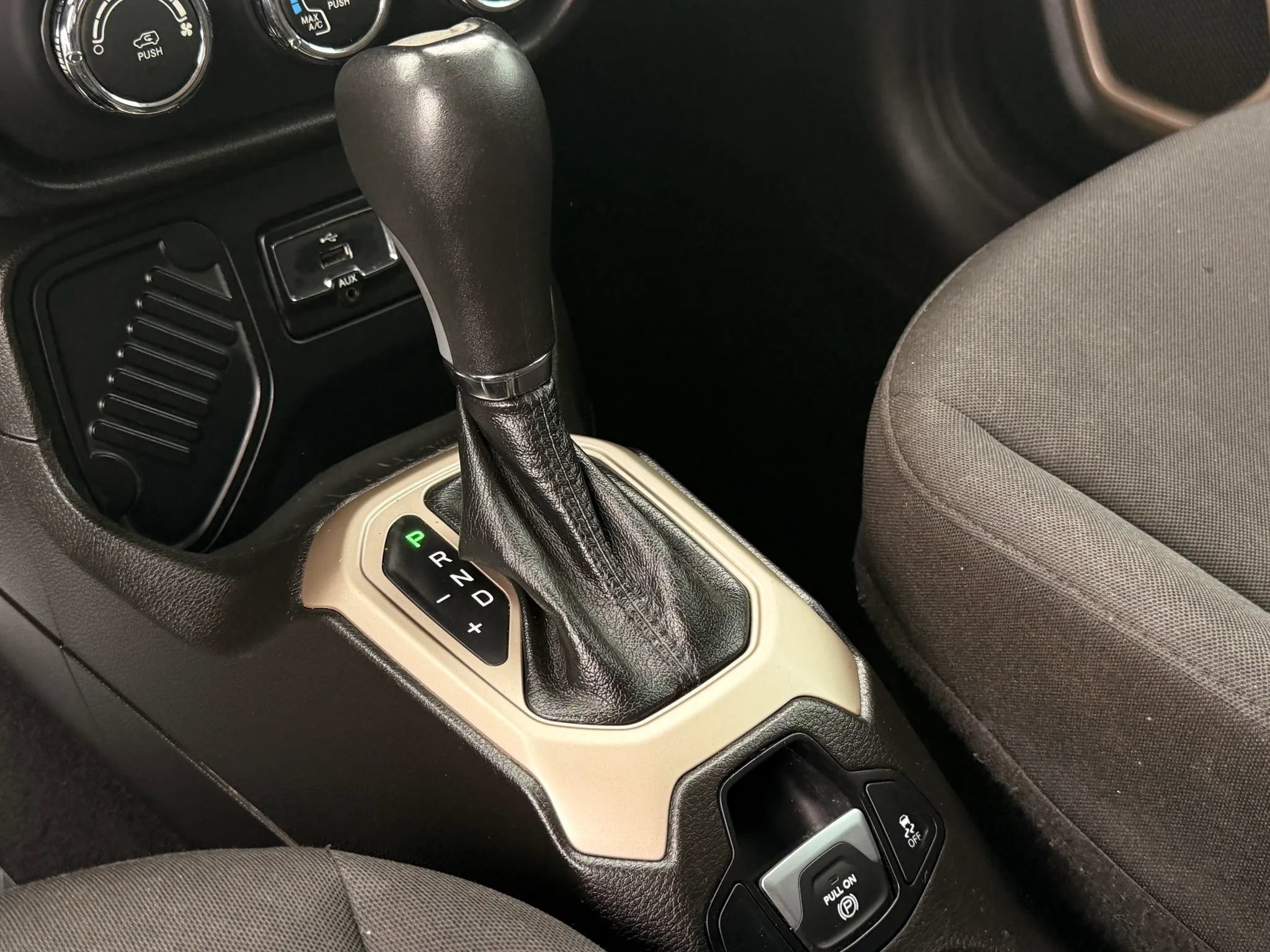 Used 2017 Jeep Renegade Latitude FWD image 27