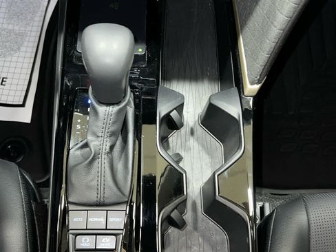 Used 2025 Toyota Camry XLE w/ Premium Plus Package image 29