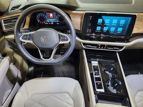 Used 2024 Volkswagen Atlas SE w/ Panoramic Sunroof Package image 47