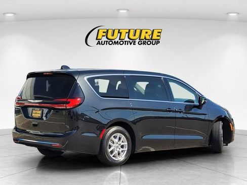Used 2023 Chrysler Pacifica Touring-L FWD image 4