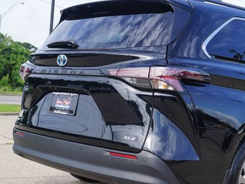 Used 2025 Toyota Sienna XLE FWD image 5