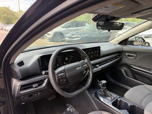 Used 2025 Kia K4 LXS image 32