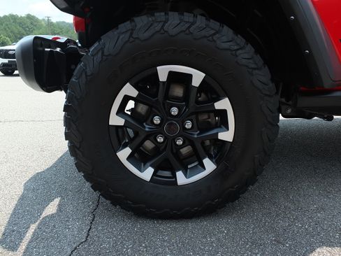 Used 2025 Jeep Wrangler Unlimited Rubicon AWD/4WD image 9