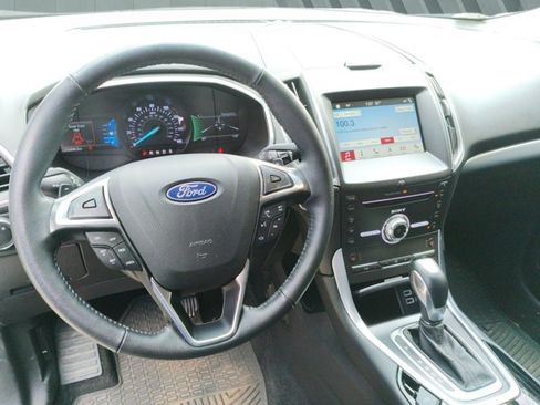 Used 2018 Ford Edge Titanium w/ Technology Package FWD image 10