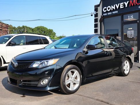 Used 2014 Toyota Camry SE w/ Moonroof Package FWD image 2
