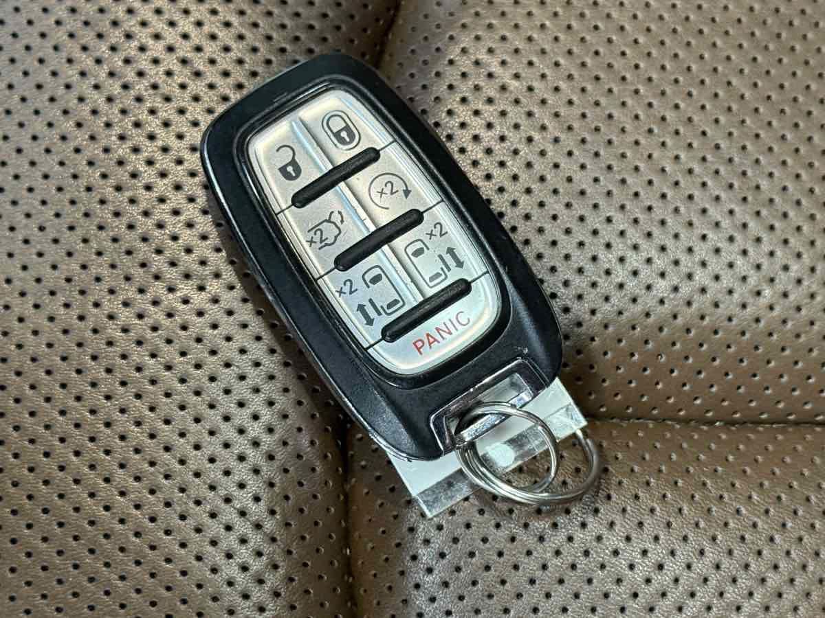 Used 2018 Chrysler Pacifica Limited w/ Tire & Wheel Group FWD image 42