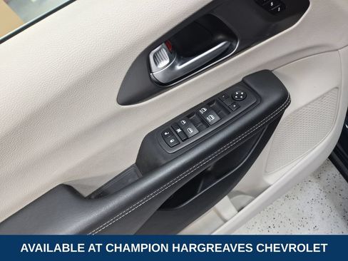 Used 2023 Chrysler Pacifica Touring-L FWD image 31