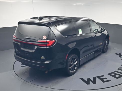 Used 2022 Chrysler Pacifica Touring-L w/ S Appearance Package image 25