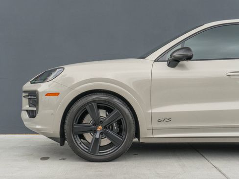 Used 2025 Porsche Cayenne GTS AWD/4WD image 17
