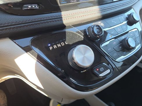 Used 2019 Chrysler Pacifica Limited image 25