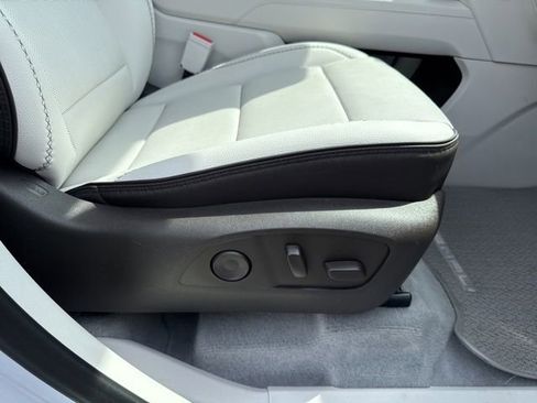 Used 2025 GMC Acadia Denali FWD image 31