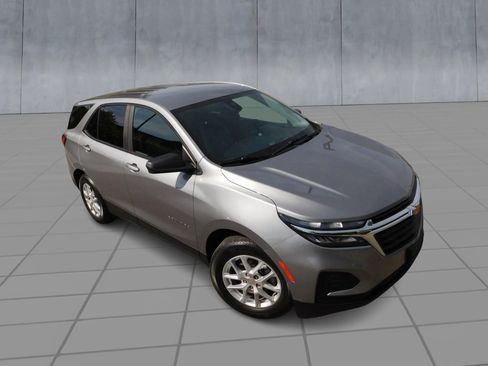 Used 2023 Chevrolet Equinox LS w/ LS Convenience Package FWD image 2