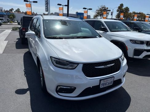 Used 2022 Chrysler Pacifica Touring-L FWD image 4