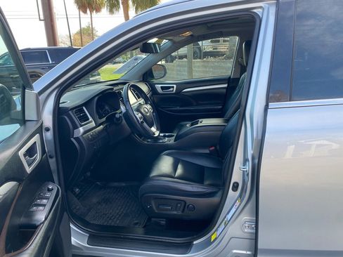 Used 2019 Toyota Highlander XLE AWD/4WD image 31