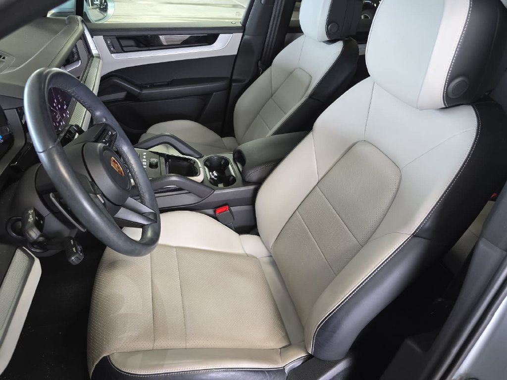 Certified 2024 Porsche Cayenne AWD/4WD image 5