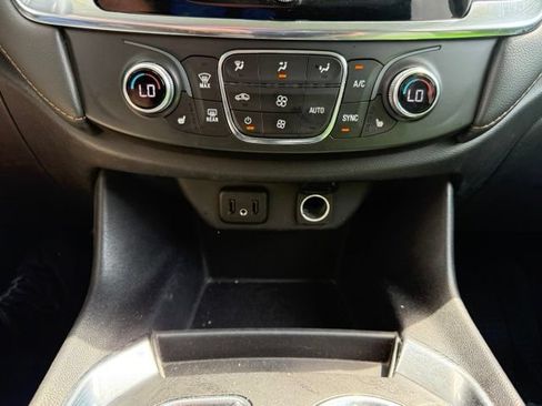Used 2021 Chevrolet Traverse LT FWD image 29