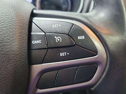Used 2019 Jeep Cherokee Latitude Plus w/ Comfort/Convenience Group AWD/4WD image 36