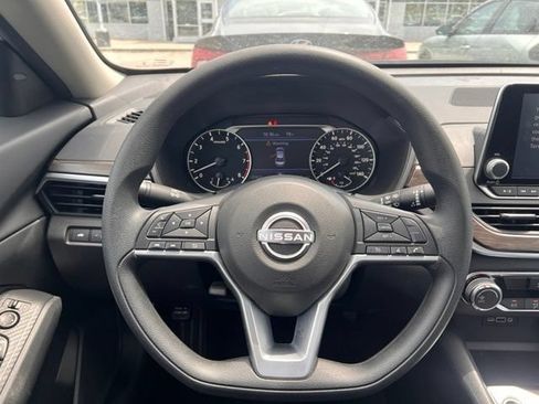 Used 2025 Nissan Altima 2.5 SV FWD image 11