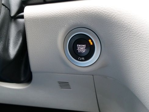 Used 2024 Chrysler Pacifica Touring-L image 26