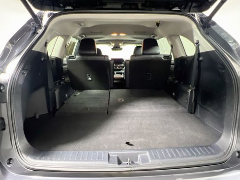 Used 2024 Toyota Highlander XLE FWD image 34