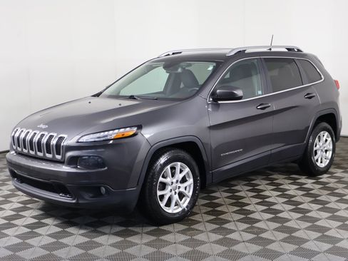 Used 2016 Jeep Cherokee Latitude w/ Cold Weather Group image 5