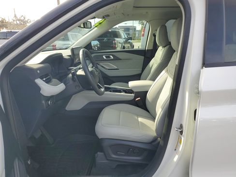 Used 2025 Ford Explorer Platinum w/ Ultimate Package image 19