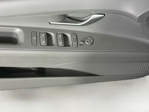 Used 2025 Hyundai Elantra SEL FWD image 14