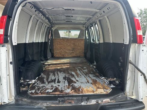 Used 2019 Chevrolet Express 3500 w/ Driver Convenience Package RWD image 8