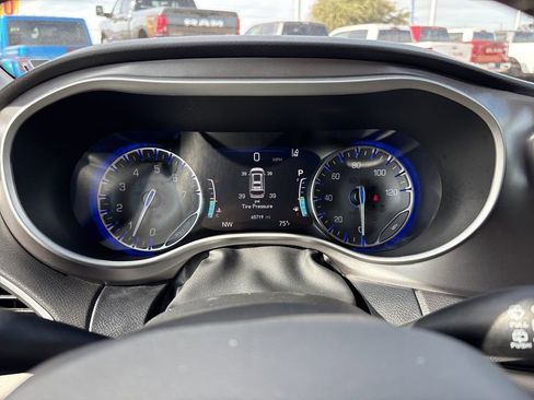 Used 2024 Chrysler Pacifica Touring-L image 30