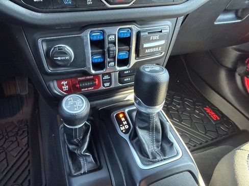 Used 2025 Jeep Wrangler Unlimited Rubicon 4xe w/ Convenience Group AWD/4WD image 17