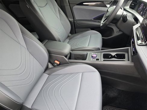 New 2026 Volkswagen Tiguan SE image 14