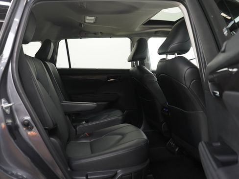 Used 2024 Toyota Highlander Limited AWD/4WD image 14