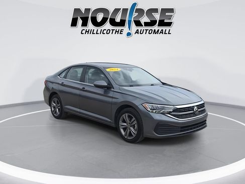 Used 2024 Volkswagen Jetta SE FWD image 2