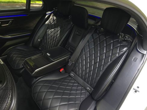 Used 2022 Mercedes-Benz S 580 4MATIC Sedan w/ AMG Line Package image 16