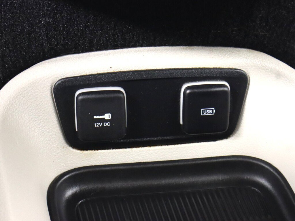 Used 2017 Chrysler Pacifica Touring-L FWD image 26
