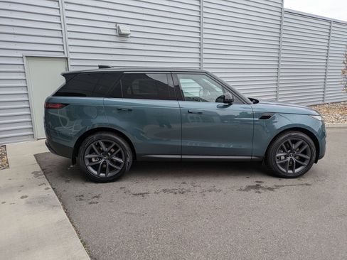 Used 2025 Land Rover Range Rover Sport SE image 9