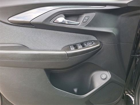 Used 2022 Chevrolet TrailBlazer LT w/ Sun and Liftgate Package image 10