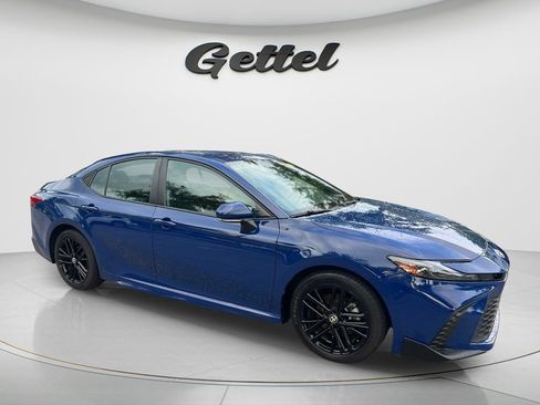 Used 2025 Toyota Camry SE FWD image 3