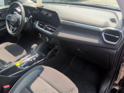 Used 2025 Chevrolet TrailBlazer LT w/ LT Cold Weather Package AWD/4WD image 31