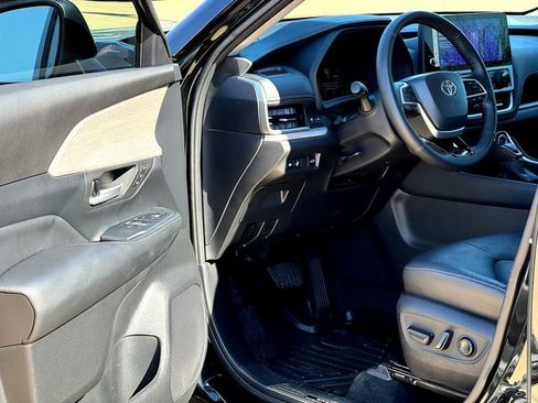 Used 2024 Toyota Grand Highlander Limited image 8