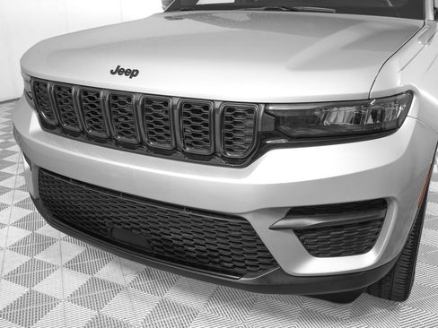 Used 2023 Jeep Grand Cherokee Altitude AWD/4WD image 29