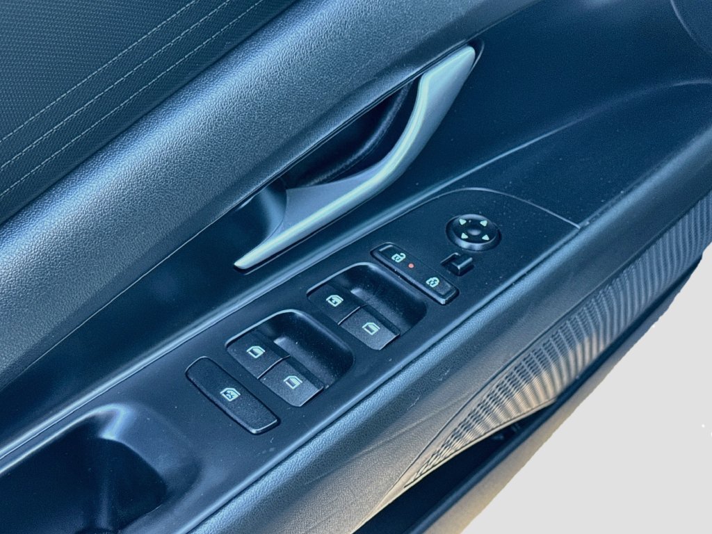 Used 2025 Hyundai Elantra SEL FWD image 18